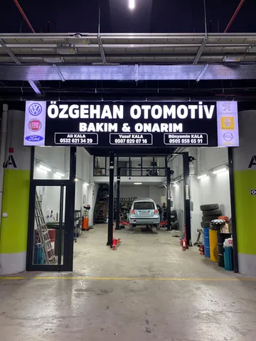 Özgehan Otomotiv Ankara Mega Şaşmaz atölyesi — Işıklı Özgehan Otomotiv tabelası ve servis girişindeki bakım alanı