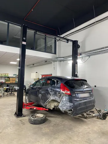 Özgehan Otomotiv Ankara Mega Şaşmaz atölyesi — Kaporta hasarı bulunan gri otomobilin servis işlemi