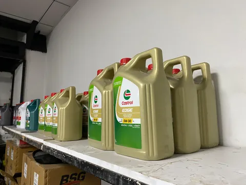 Özgehan Otomotiv Ankara Mega Şaşmaz atölyesi — Rafta düzenlenmiş motor yağı ambalajları